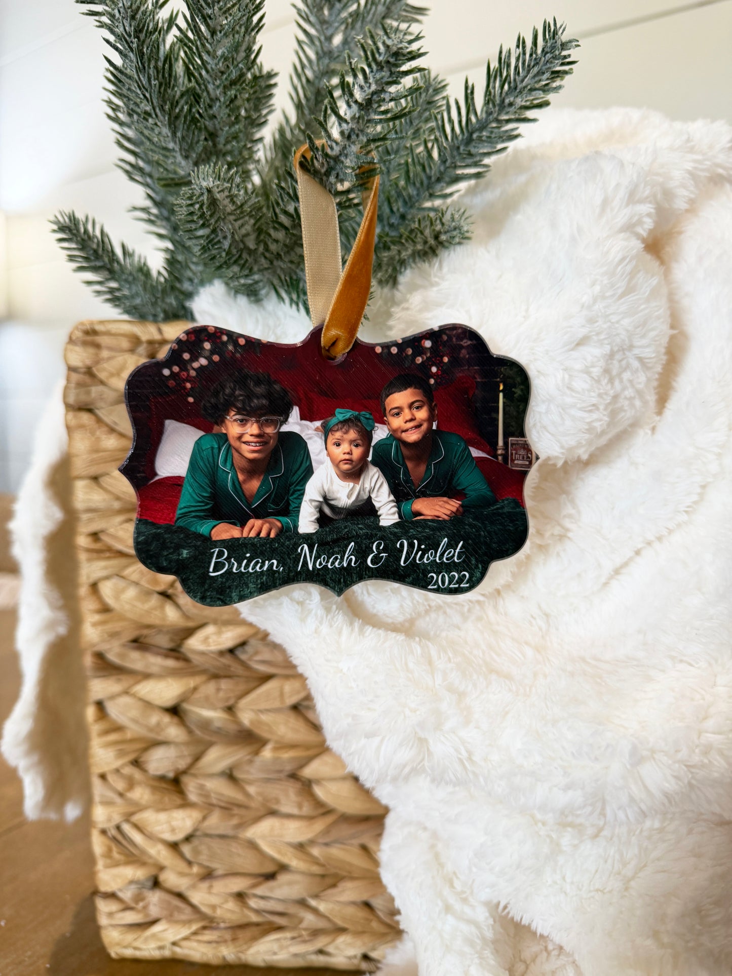 Full-Photo Scalloped Edge Ornament